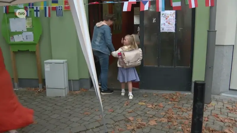Kleine kindjes met grote emoties tijdens eerste schooldag in Nieuwerkerken: "Mama gaat buiten ook een traantje laten"