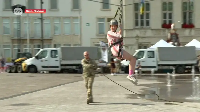 Bezoekers genieten op en rond Grote Markt met deathride en zomerse festivalsfeer van Vredefeesten
