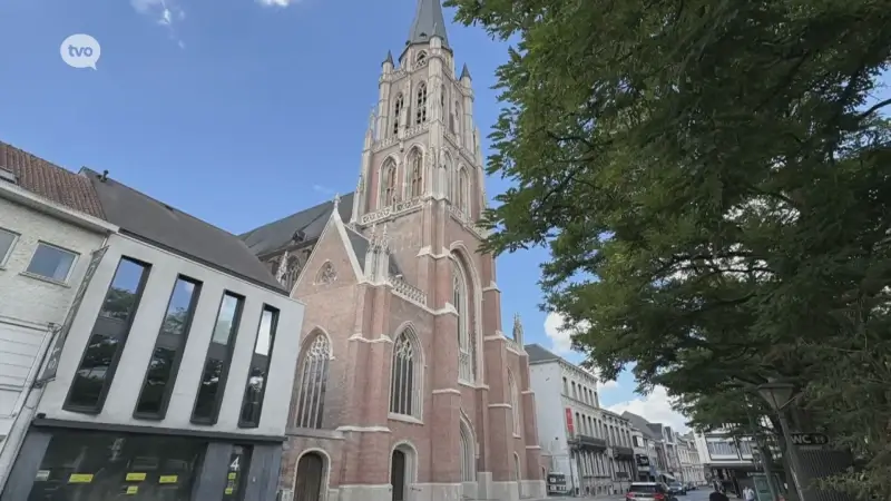 Toren van Aalsterse Sint-Jozefkerk weer in volle glorie te bewonderen