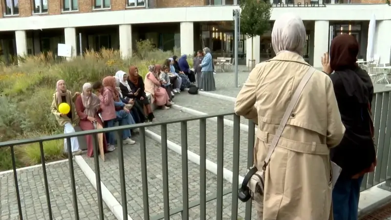 Leerlingen en leerkrachten voeren actie tegen hoofddoekenverbod in provinciale scholen