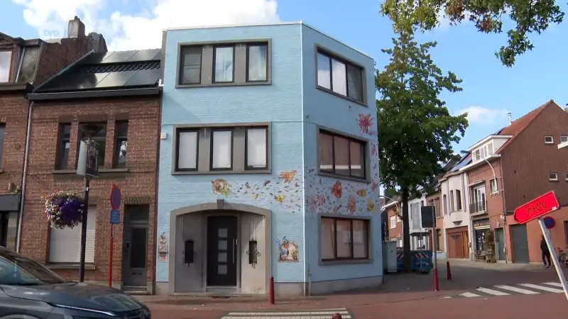 Kleurrijke muur in Zwijndrecht werd eerst afgekeurd, maar wordt nu toch warm onthaald: "Veel discussie over geweest, maar mensen worden er gelukkig van"