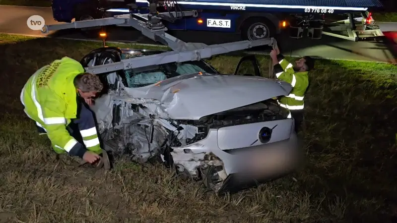 Auto crasht op vrachtwagen die pauze neemt op pechstrook van E34 in Stekene