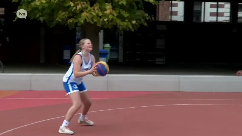 Sint-Niklase school neemt gloednieuw 3X3 basketpleintje in gebruik: "Gemaakt van restjes van schoenzolen"