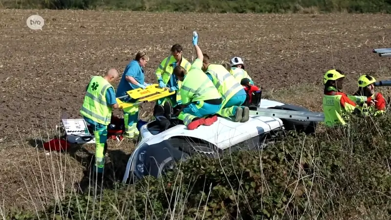 Bestuurder belandt met auto in gracht naast de E17 in Kalken