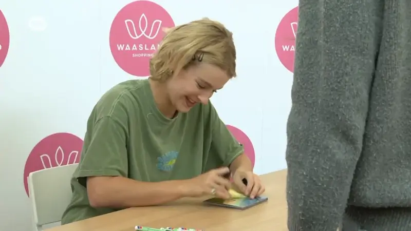 Pommelien Thijs signeert voor honderden fans in Waasland Shopping: van "Magisch" tot "Ik ben sprakeloos"