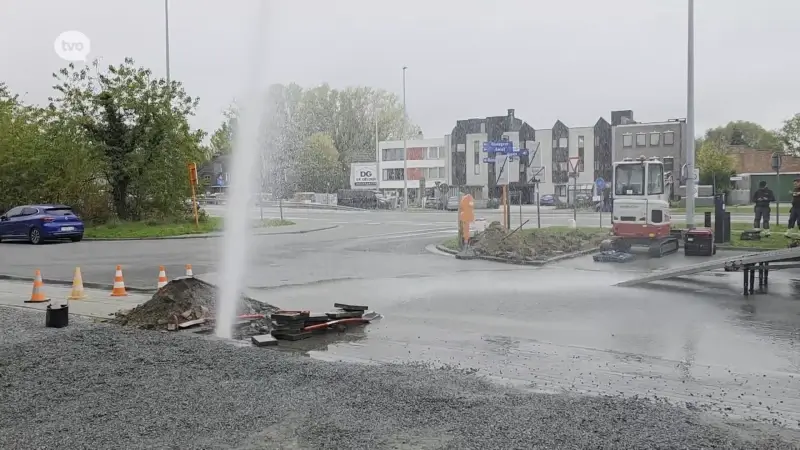 Water spuit 10 meter hoog na foute boring in leiding in Appels