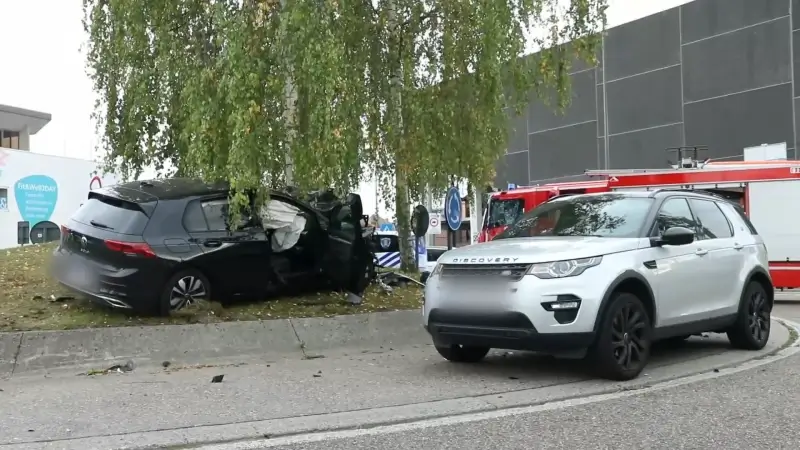 Zware crash op rotonde in Sint-Niklaas, drie inzittenden naar ziekenhuis