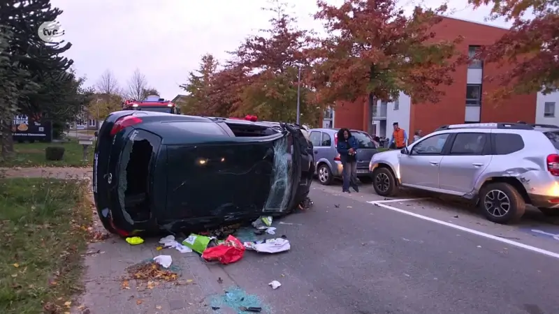 Hoofdafbeelding voor artikel Vrouw gewond nadat auto op…