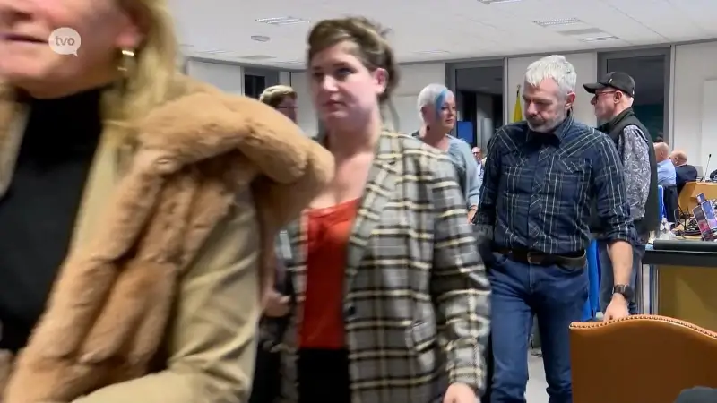 Hoofdafbeelding voor artikel Oppositie stapt op tijdens…