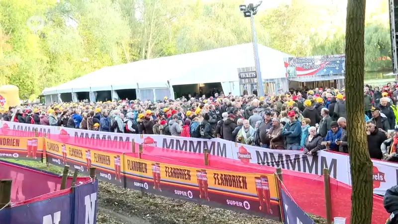 Hoofdafbeelding voor artikel Zo'n 7.000 wielerfans genieten…