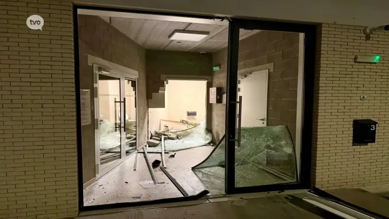 Hoofdafbeelding voor artikel Man rijdt met wagen politiekantoor…