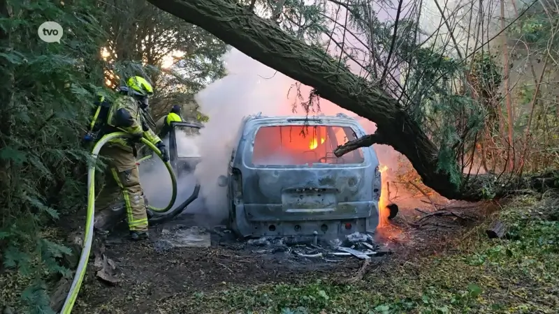 Hoofdafbeelding voor artikel Auto vat vuur op verlaten…
