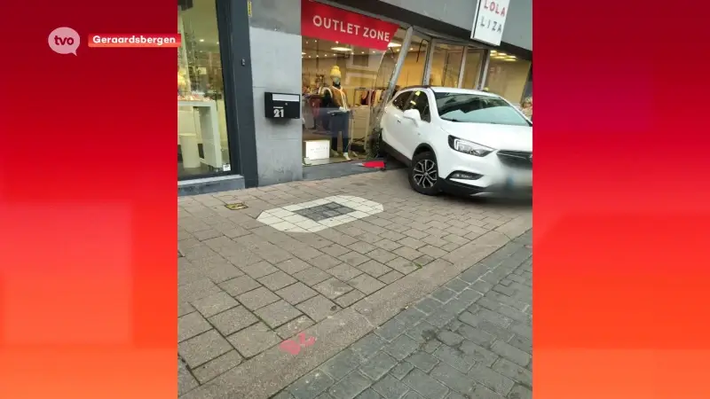 Hoofdafbeelding voor artikel Bestuurder raakt met wagen…