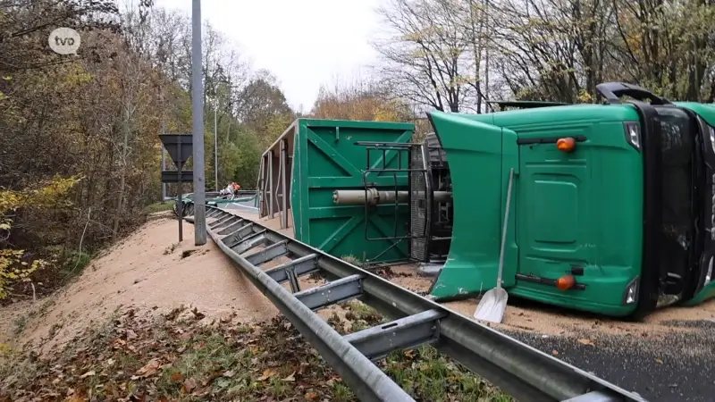 Vrachtwagen verliest hele lading graan op afrit aan E40 in Aalst, chauffeur raakt gewond