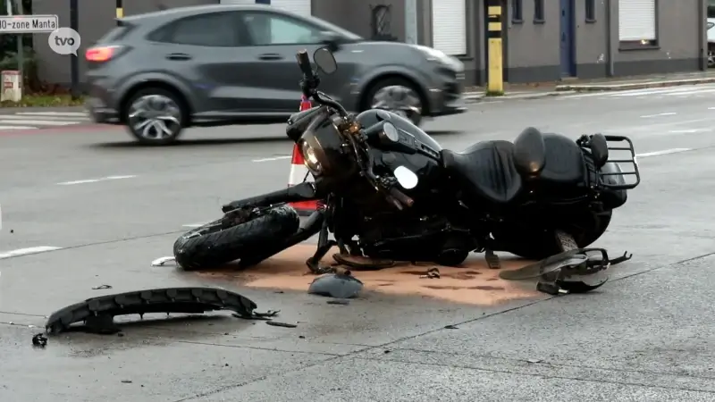 Motorrijder gewond na stevige botsing op kruispunt Duizend Appels in Belsele