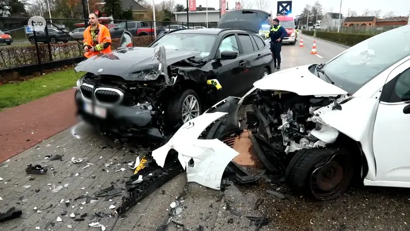 Hoofdafbeelding voor artikel Twee gewonden bij frontale…