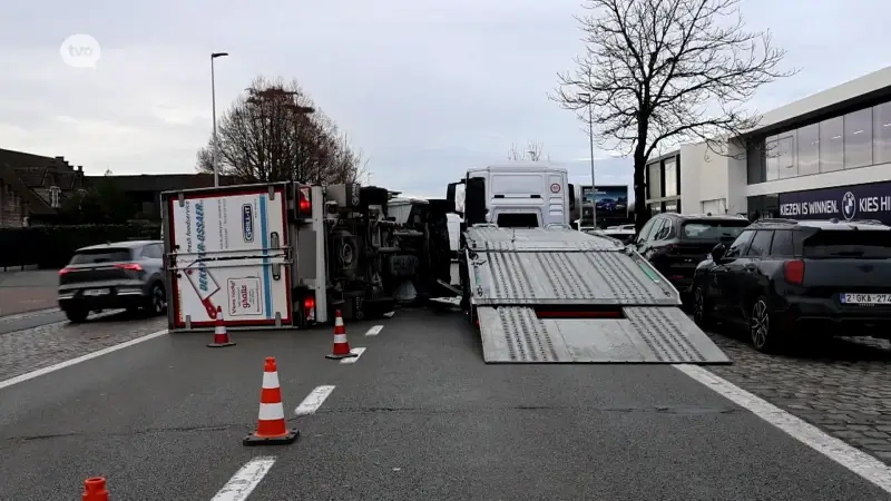 Hoofdafbeelding voor artikel Bestuurster eindigt op flank…