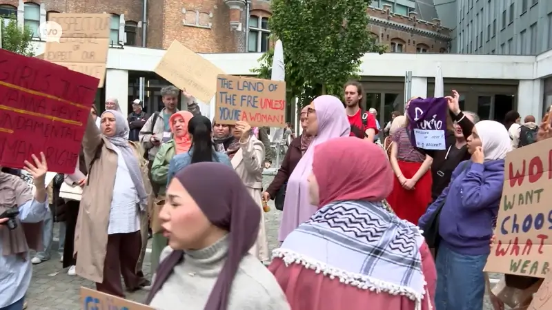 Verbod voor leerkracht om hoofddoek te dragen is discriminatie, oordeelt Geschillenkamer