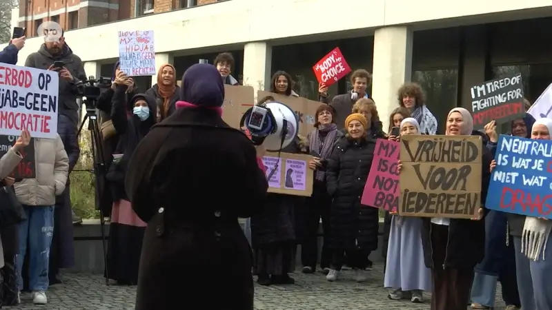 Hoofdafbeelding voor artikel Protest tegen hoofddoekenverbod,…