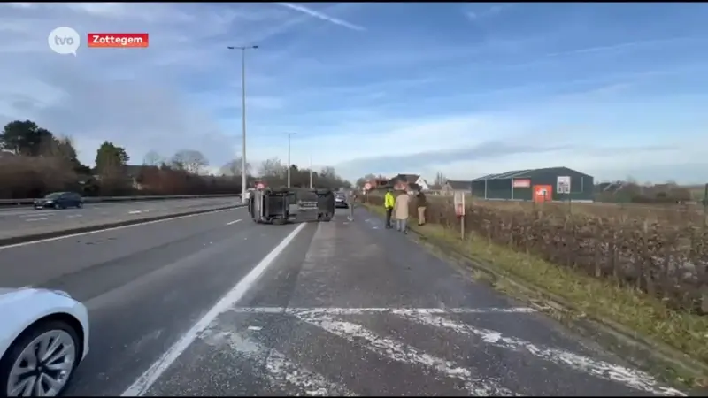 Hoofdafbeelding voor artikel Bestelwagen kantelt na botsing…