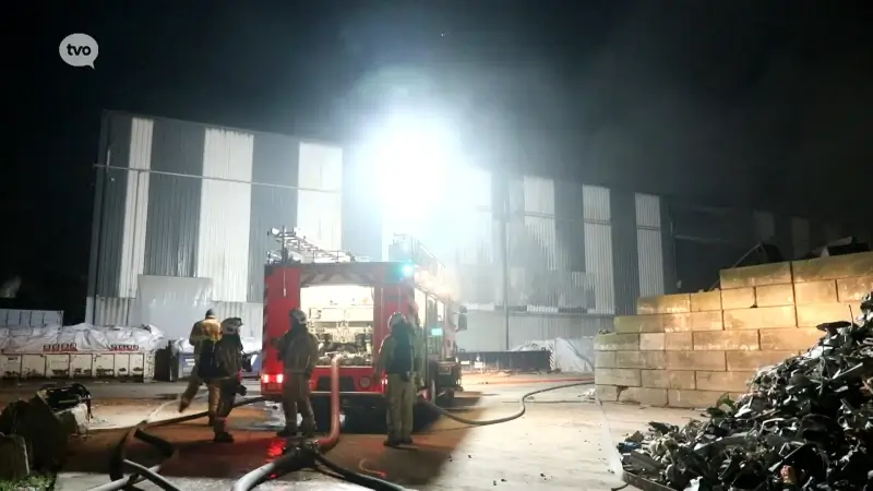 Hoofdafbeelding voor artikel Grote berg afval vat vuur…