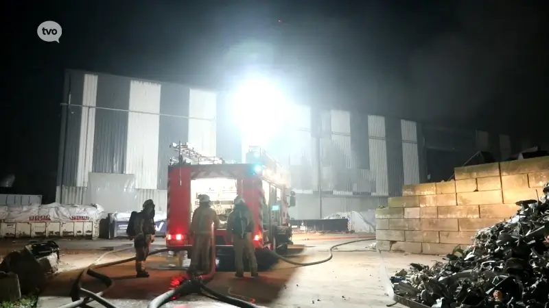 Hoofdafbeelding voor artikel Grote berg afval vat vuur…