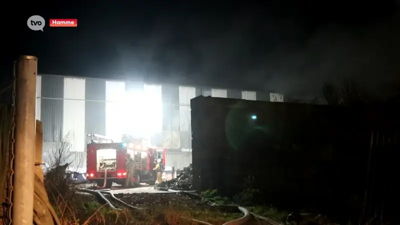 Grote berg afval vat vuur bij afvalwerkingsbedrijf in Hamme: "Hele nacht nageblust, maar brand intussen onder controle"