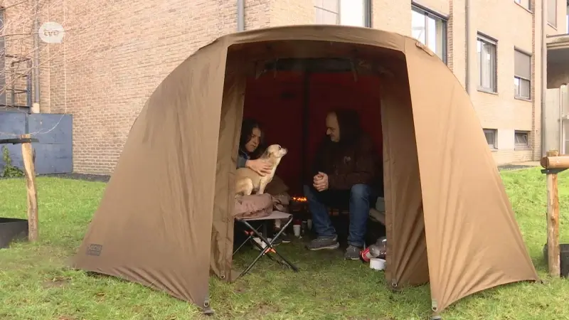 Dakloos koppel slaat tent op op parking van OCMW in Temse
