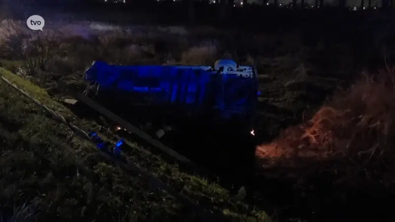 Hoofdafbeelding voor artikel Bestuurder gewond nadat bestelwagen…