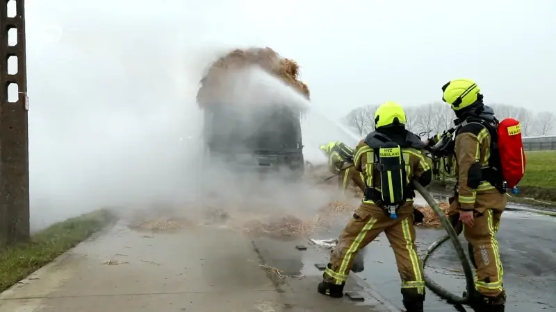 Vrachtwagen met stro gaat in vlammen op in Melsele