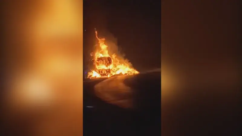 Vrachtwagen met stro gaat in vlammen op in Melsele