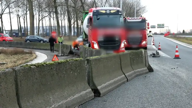 Hoofdafbeelding voor artikel Vrachtwagen belandt op rij…