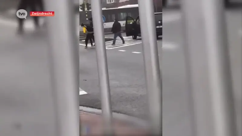 Hoofdafbeelding voor artikel Man zwaait met hamer tijdens…