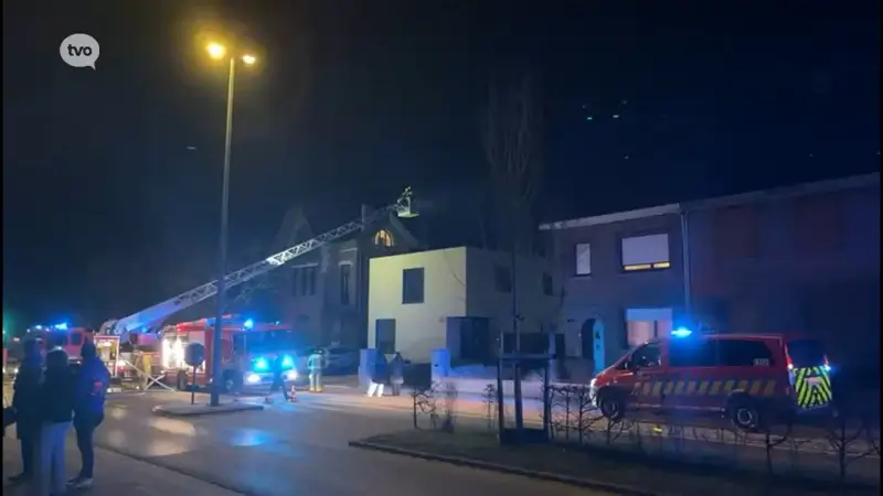 Brand richt zware schade aan bekende villa in Steendorp