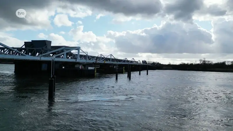 Nieuwe radarreflectoren verhogen veiligheid voor schepen aan Scheldebruggen in Temse
