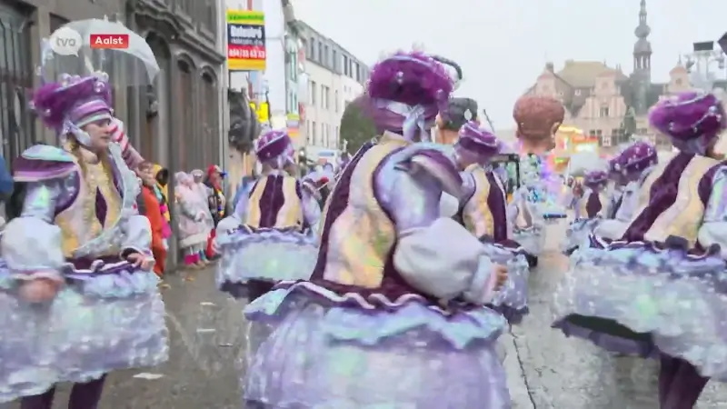 Maandagstoet lijdt onder hevige regenbui, maar dat weegt niet op het gemoed