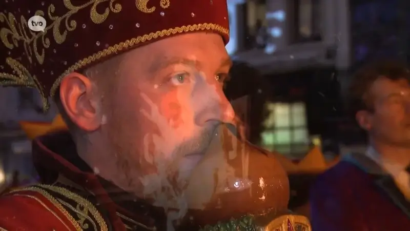 Afsluitende popverbranding maakt emoties los bij carnavalisten in Aalst