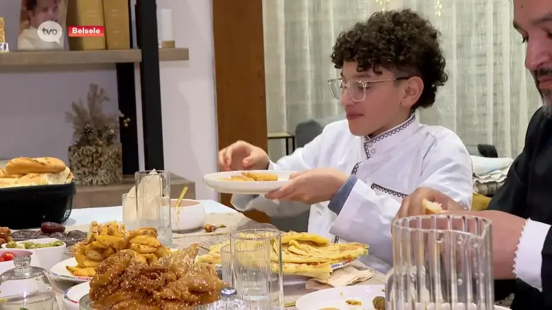  Farah en Yassine maken van solidariteit een prioriteit tijdens Ramadan, en zamelen geld in voor slachtoffers overstromingen