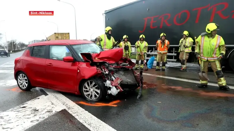 VKO Autobestuurder belandt op geparkeerde oplegger aan afrit E17 in Sint-Niklaas