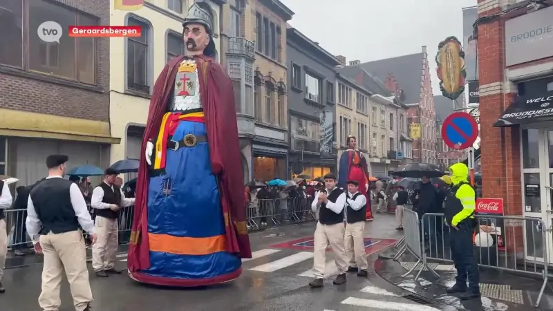 Historische stoet trekt door Geraardsbergen tijdens Krakelingen