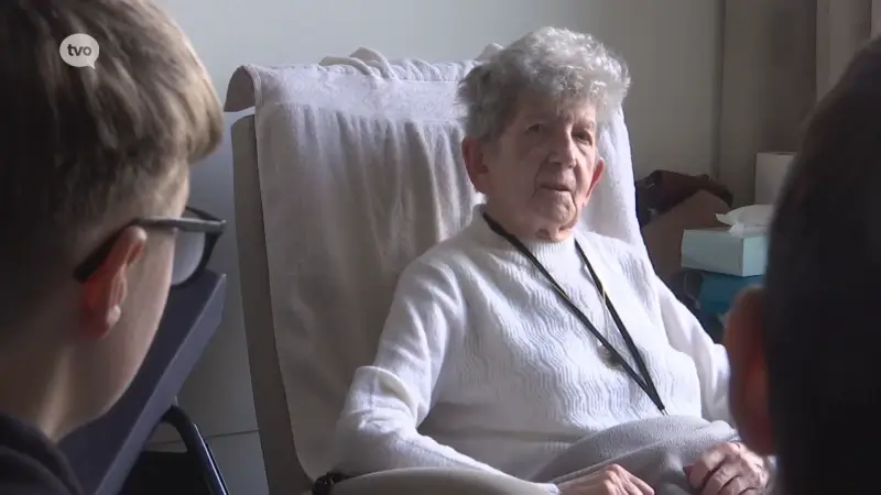 Bewoners woonzorgcentrum in Bazel gaan in gesprek met jeugd door 'Bankcontact'