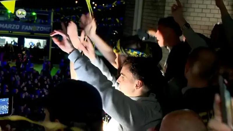 Hoofdafbeelding voor artikel 1500 feestende supporters…