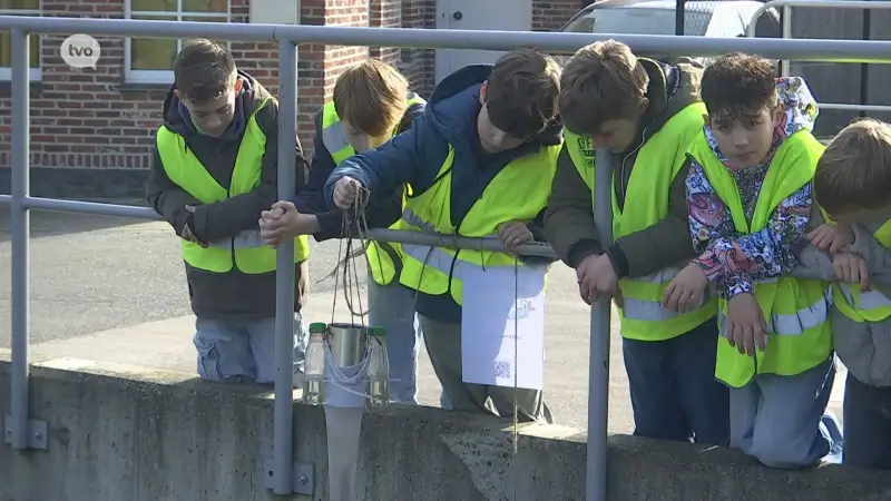 Kinderen op stap als plasticdetectives in lokale beek voor onderzoeksproject Odisee Hogeschool