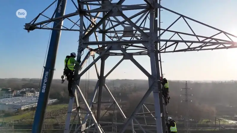 Elia zet kraan van 300 ton in voor afbraak van 55 meter hoge hoogspanningsmast in Aalst