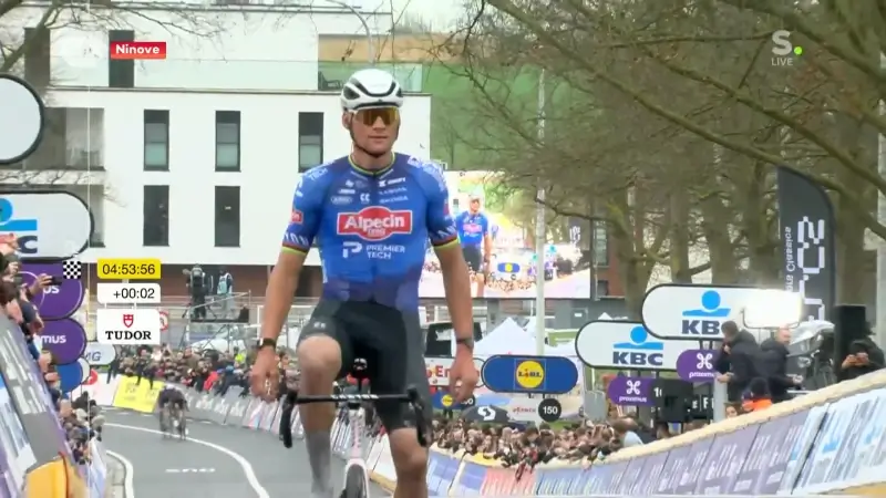Mathieu van der Poel maakt favorietenrol waar en wint bij z'n debuut Omloop Nieuwsblad