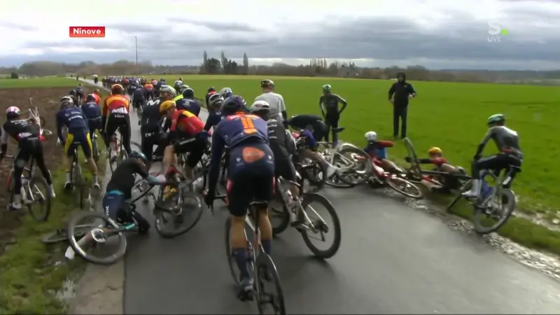 Streekrenners balen na hectische Omloop Nieuwsblad met veel valpartijen
