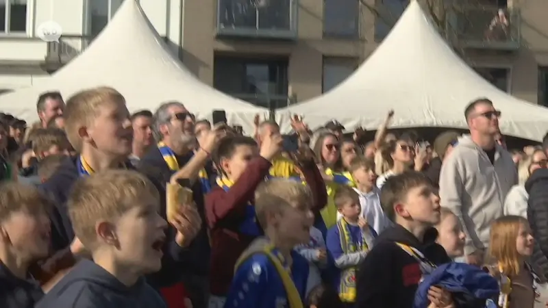 Supporters SK Beveren vieren winst in Lokeren aan groot scherm in Beveren