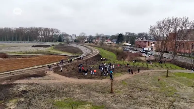 Leerlingen Scheppersinstituut houden plantactie in nieuwe Sigmaplangebied Ham in Wetteren