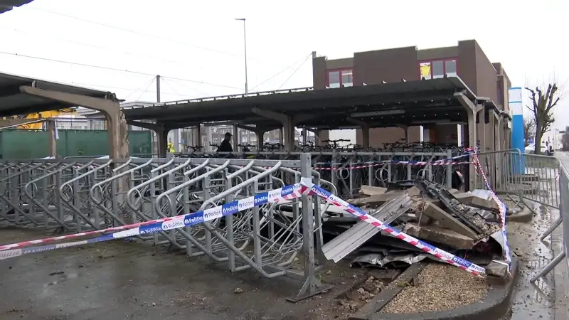 Auto rijdt in op fietsenstalling aan station van Zottegem: meerdere fietsen onbruikbaar