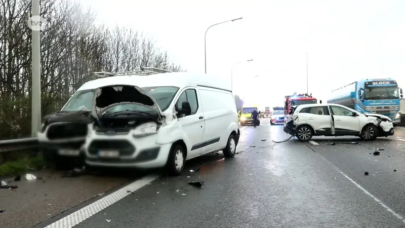 Kop-staartaanrijding met vier voertuigen en een gewonde op E17 in Lokeren